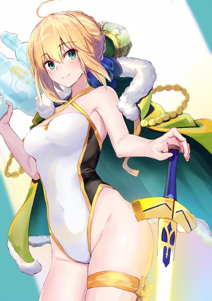 イラスト 989x1400 と Fateシリーズ fate/grand order アルトリア・ペンドラゴン アルトリア・ペンドラゴン(水着) にのうで ソロ 長身像 カメラ目線 赤面 前髪 短い髪 おっぱい light erotic 金髪 笑顔 hair between eyes 立つ 肩出し holding 緑の目