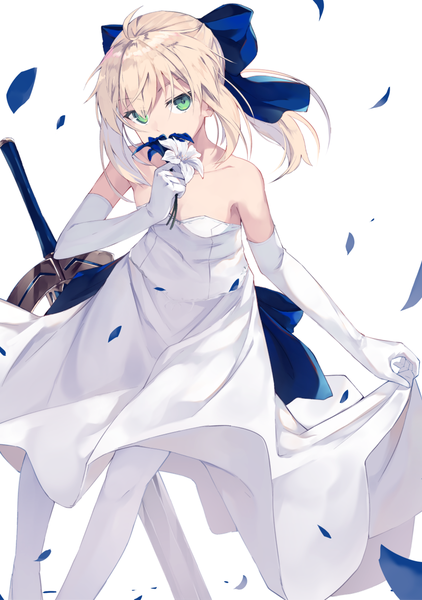 Anime-Bild 829x1179 mit fate (series) fate/stay night fate/unlimited blade works artoria pendragon (all) saber nagishiro mito single long hair tall image looking at viewer fringe breasts simple background blonde hair hair between eyes standing white background bare shoulders holding green eyes