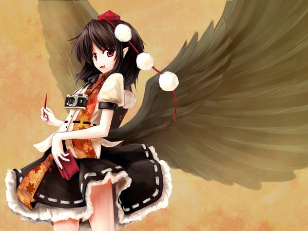 Аниме картинка 1300x975 с touhou шамеимару ая nishimasa hito (artist) один (одна) короткие волосы чёрные волосы красные глаза чёрные крылья девушка крылья фотоаппарат tokin hat