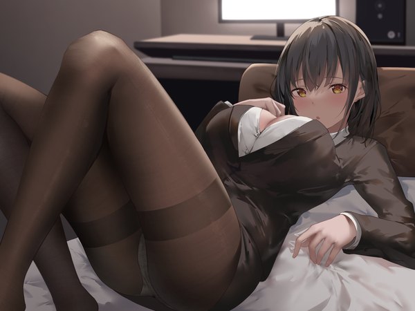 Anime picture 1333x1000 with original suzuame yatsumi single looking at viewer blush fringe short hair breasts open mouth light erotic black hair large breasts yellow eyes cleavage bent knee (knees) indoors lying long sleeves :o on back