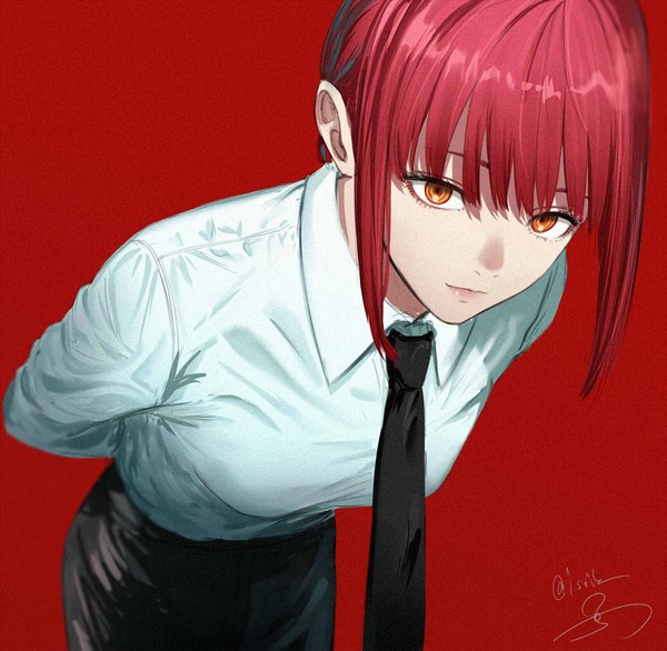 Anime-Bild 1600x1563 mit chainsaw man mappa makima (chainsaw man) isshiki (ffmania7) single long hair looking at viewer fringe breasts simple background signed yellow eyes payot red hair blunt bangs leaning leaning forward twitter username hands behind back red background
