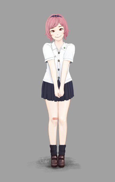 Anime-Bild 1299x2048 mit original lika (jubi) jubi (regiana) single tall image looking at viewer short hair simple background smile red eyes standing signed pink hair full body pleated skirt grey background bare legs short sleeves character names hands clasped