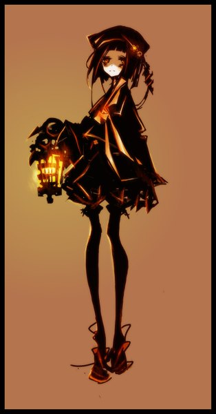 Аниме картинка 815x1557 с оригинальное изображение kiku (kicdoc) один (одна) высокое изображение смотрит на зрителя короткие волосы чёрные волосы оранжевые глаза девушка чулки юбка лента (ленты) чулки (чёрные) шляпа мини-юбка обувь лампа