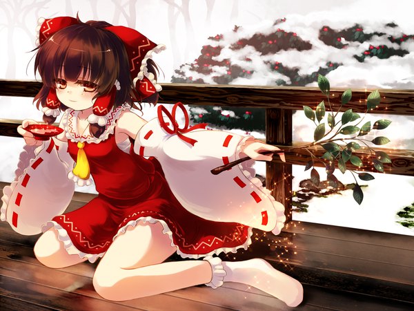 Anime picture 1600x1200 with touhou hakurei reimu gengetsu chihiro single looking at viewer fringe short hair brown hair sitting brown eyes long sleeves light smile wide sleeves outstretched arm wariza snow girl skirt bow hair bow