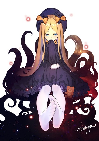 Anime-Bild 1736x2454 mit fate (series) fate/grand order abigail williams (fate) tsubasa tsubasa single long hair tall image looking at viewer highres blue eyes simple background blonde hair smile white background sitting signed long sleeves no shoes dated sleeves past wrists