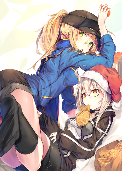 Anime-Bild 1066x1491 mit fate (series) fate/grand order artoria pendragon (all) mysterious heroine x (alter) (fate) mysterious heroine x (fate) fal maro long hair tall image fringe short hair simple background blonde hair hair between eyes multiple girls holding green eyes yellow eyes payot looking away bent knee (knees)