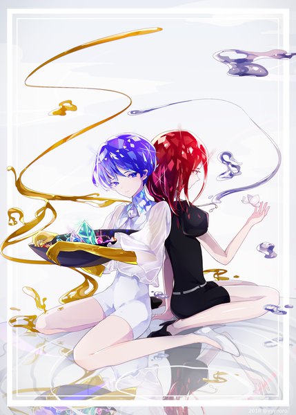 Anime-Bild 1000x1399 mit houseki no kuni phosphophyllite cinnabar (houseki no kuni) phosphophyllite (ll) captain yue long hair tall image looking at viewer short hair blue eyes sitting blue hair full body red hair sparkle border wariza reflection back to back androgynous