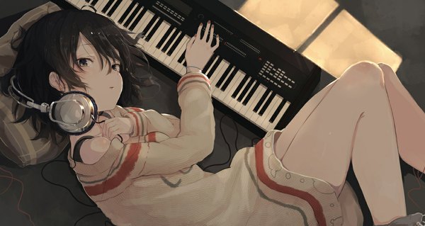 Anime picture 1172x624 with original yushika single looking at viewer short hair black hair wide image brown eyes girl headphones sweater musical instrument sweater dress keyboard (instrument) synthesizer