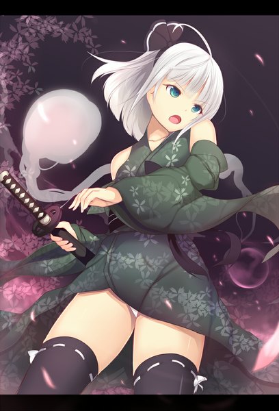 Аниме картинка 800x1176 с touhou konpaku youmu myon daiaru один (одна) высокое изображение короткие волосы открытый рот голубые глаза белые волосы традиционная одежда японская одежда призрак девушка чулки оружие чулки (чёрные) отдельные рукава лепестки меч