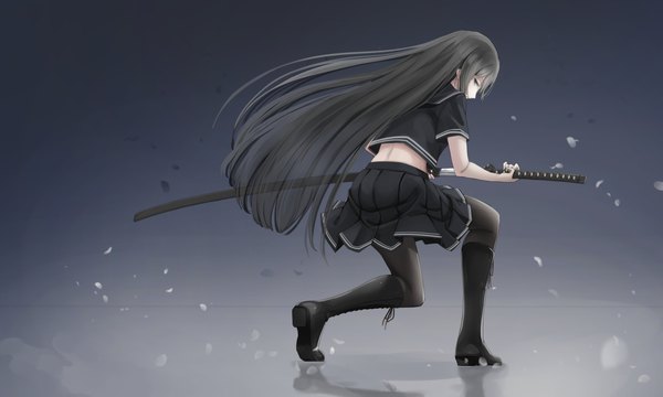 Anime-Bild 2000x1200 mit original kikivi single long hair fringe highres blue eyes black hair wide image profile pleated skirt looking back reflection unsheathing girl skirt uniform weapon miniskirt petals