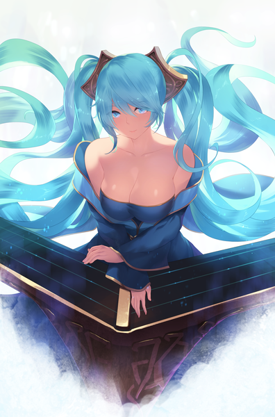 イラスト 3898x5906 と league of legends sona buvelle cait ソロ 長身像 カメラ目線 前髪 highres おっぱい light erotic simple background hair between eyes 大きな乳房 ツインテール 肩出し absurdres cleavage very long hair aqua eyes from above