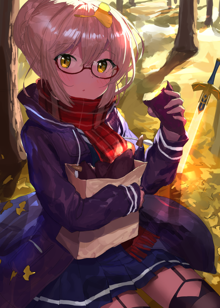 イラスト 777x1087 と Fateシリーズ fate/grand order アルトリア・ペンドラゴン 謎のヒロインxオルタ mysterious heroine x alter (first ascension) (fate) あかみずき ソロ 長身像 カメラ目線 前髪 短い髪 金髪 hair between eyes 座る 黄色眼 autumn 女の子 ストッキング 制服 黒ストッキング