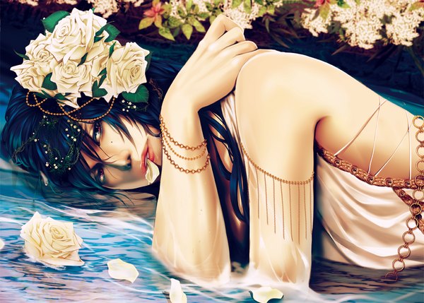 Аниме картинка 1000x715 с asahimanyou один (одна) длинные волосы красные глаза держать синие волосы лёжа цветок в волосах губы держать ртом otoko no ko мужчина украшения для волос цветок (цветы) лепестки вода браслет роза (розы)