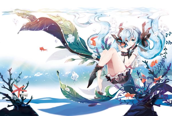 イラスト 2000x1350 と ボーカロイド 初音ミク ボトルミク rednian ソロ カメラ目線 highres ツインテール very long hair aqua eyes aqua hair underwater liquid hair 女の子 スカート リボン 植物 ヘアリボン 動物 ソックス