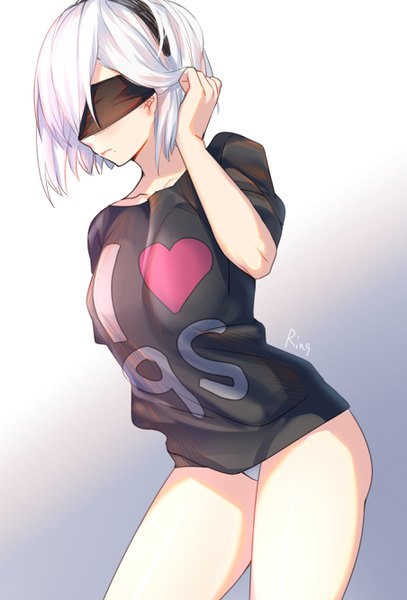 Anime-Bild 1807x2664 mit nier nier:automata yorha no. 2 type b aki663 single tall image blush fringe highres short hair breasts light erotic simple background large breasts standing holding signed upper body ass white hair