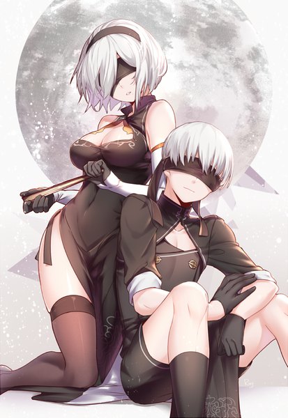 イラスト 701x1018 と nier nier:automata ヨルハ二号b型 ヨルハ九号s型 aki663 長身像 前髪 短い髪 おっぱい light erotic simple background hair between eyes 大きな乳房 白背景 座る 肩出し holding cleavage bent knee (knees) long sleeves