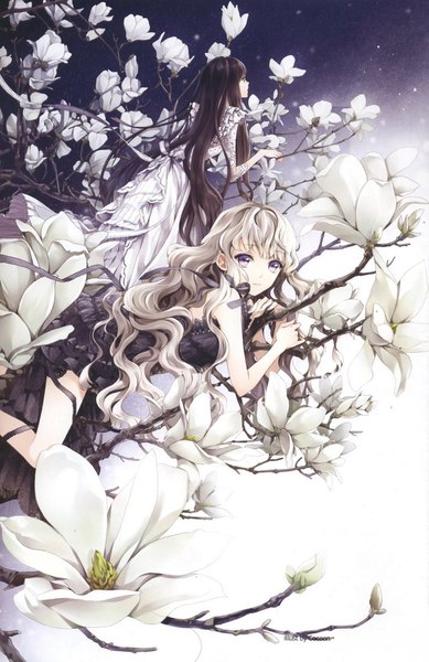 Anime-Bild 1007x1554 mit original cocoon (loveririn) long hair tall image black hair blonde hair purple eyes multiple girls signed lying profile turning head wavy hair girl dress flower (flowers) ribbon (ribbons) 2 girls white dress black dress