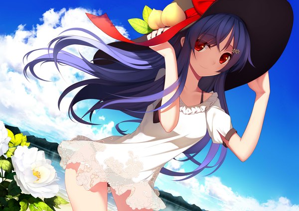 Аниме картинка 1500x1060 с touhou хинанави тенши suisai один (одна) длинные волосы смотрит на зрителя лёгкая эротика улыбка красные глаза синие волосы небо облако (облака) девушка платье цветок (цветы) шляпа фрукт персик