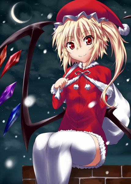 Anime picture 1246x1746 with touhou flandre scarlet nishiumi yuuta single tall image looking at viewer fringe short hair blonde hair smile hair between eyes red eyes sitting bent knee (knees) night christmas crescent merry christmas girl thighhighs
