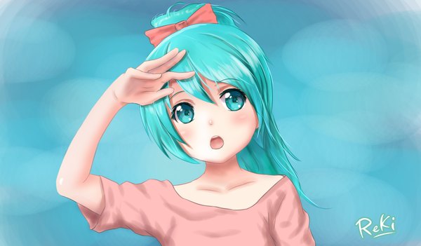 Anime picture 1863x1091 with vocaloid hatsune miku reki (lichk) single long hair looking at viewer blush highres open mouth simple background wide image signed ponytail aqua hair blue background girl bow hair bow