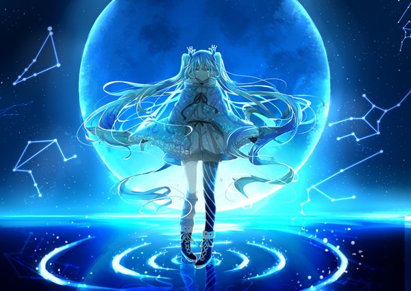 イラスト 1750x1240 と ボーカロイド 初音ミク 冬の夜ミク re:rin ソロ カメラ目線 前髪 highres 全身 very long hair aqua eyes aqua hair reflection 星座 女の子 ストッキング ドレス 水 月 星