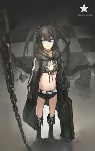 イラスト 632x1000 と ブラック★ロックシューター black rock shooter (character) 小強 ソロ 長髪 長身像 青い目 黒髪 ツインテール looking up scar checkered floor 女の子 へそ 武器 水 ショーツ チェーン ニーブーツ ビキニトップ