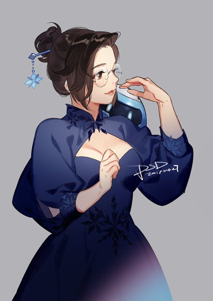 Anime-Bild 650x918 mit overwatch blizzard entertainment mei (overwatch) snowball (overwatch) psd (pixiv) single tall image short hair breasts simple background brown hair brown eyes signed looking away cleavage grey background hair bun (hair buns) alternate costume dated girl