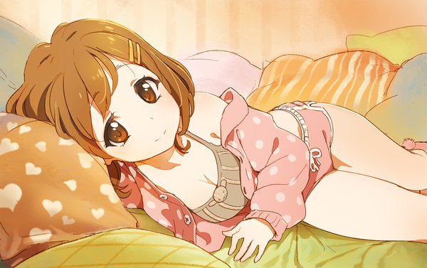 Anime-Bild 2000x1255 mit k-on! kyoto animation hirasawa yui hks (timbougami) single looking at viewer highres short hair breasts light erotic smile brown hair large breasts brown eyes cleavage lying off shoulder open clothes on side polka dot