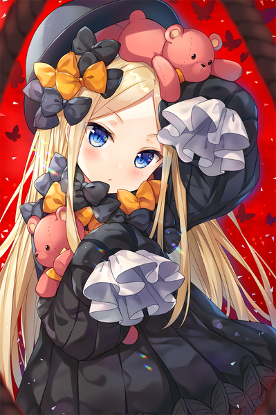 Anime-Bild 792x1191 mit fate (series) fate/grand order abigail williams (fate) hitsukuya single long hair tall image looking at viewer blush fringe blue eyes simple background blonde hair standing payot head tilt red background cute hands in sleeves girl