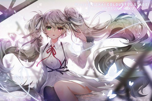 Anime picture 3011x2000 with project sekai vocaloid hatsune miku 25-ji miku apple caramel single looking at viewer fringe highres open mouth hair between eyes sitting twintails green eyes payot very long hair pink eyes arm up wind grey hair