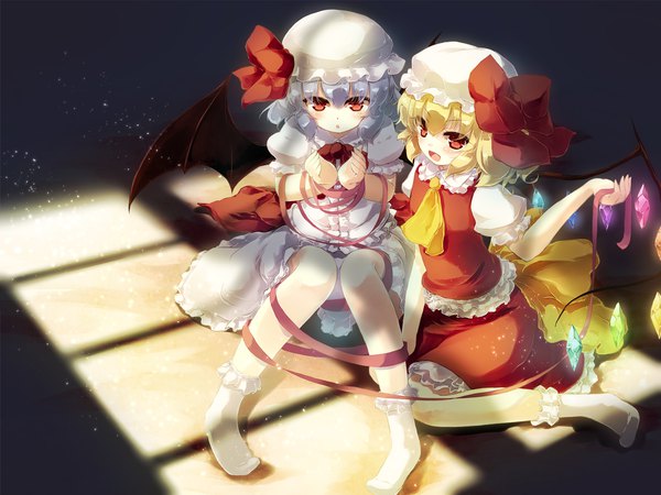 Anime picture 1600x1200 with touhou flandre scarlet remilia scarlet gengetsu chihiro looking at viewer short hair open mouth blonde hair smile red eyes sitting multiple girls :d grey hair no shoes bat wings girl skirt ribbon (ribbons) bow