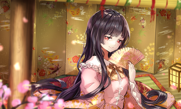 Anime picture 1494x900 with touhou houraisan kaguya shironeko yuuki single looking at viewer fringe black hair smile red eyes wide image payot upper body indoors very long hair hime cut girl fan