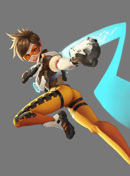 Anime picture 1116x1500 with overwatch blizzard entertainment tracer (overwatch) yamaneko (tkdrumsco) single tall image short hair open mouth simple background smile brown hair brown eyes looking away bent knee (knees) ass looking back grey background glowing fighting stance spiked hair