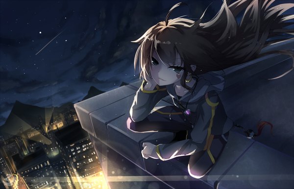 Anime picture 1900x1225 with original qian ye (qys3) qys3 single long hair looking at viewer highres brown hair sky wind night grey eyes city squat city lights shooting star girl pendant hood star (stars)