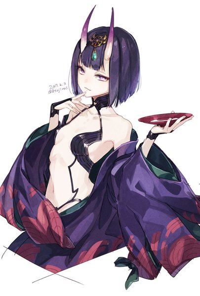 イラスト 1000x1480 と Fateシリーズ fate/grand order 酒呑童子(fate) 雨壱絵穹 ソロ 長身像 前髪 短い髪 light erotic simple background 白背景 紫目 signed purple hair traditional clothes 和服 角 twitter username finger to mouth dated