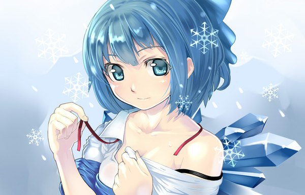 Anime picture 1024x658 with touhou cirno ryou (effort) single looking at viewer short hair blue eyes blue hair girl bow hair bow wings snowflake (snowflakes)