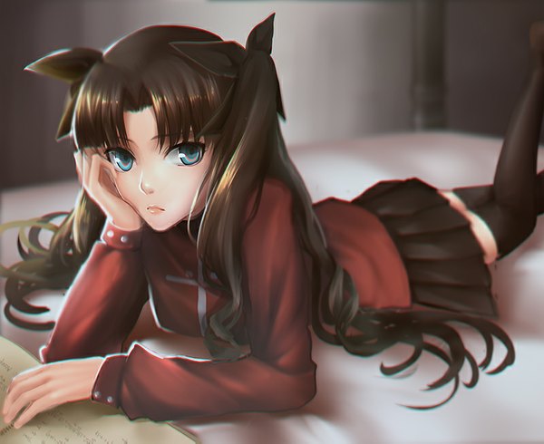 Anime picture 800x654 with fate (series) fate/stay night type-moon toosaka rin mallizmora single long hair looking at viewer blue eyes black hair twintails lying depth of field anaglyph hand on cheek girl thighhighs skirt bow ribbon (ribbons)