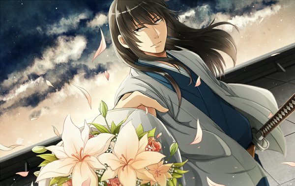 Anime picture 1000x633 with gintama sunrise (studio) katsura kotarou akg0z0 single long hair fringe black hair brown hair brown eyes yellow eyes sky cloud (clouds) traditional clothes japanese clothes wind outstretched arm boy flower (flowers) weapon