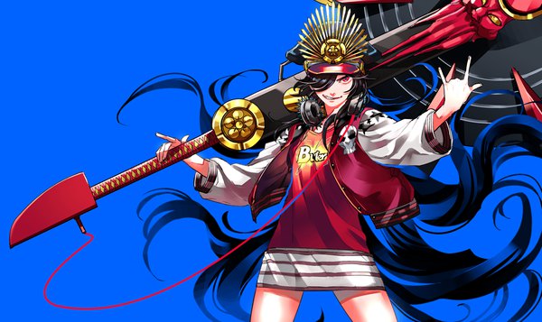 Anime picture 1666x992 with fate (series) fate/grand order oda nobunaga (fate) (all) oda nobunaga (swimsuit berserker) (fate) tenobe single fringe black hair simple background smile red eyes wide image standing very long hair hair over one eye open jacket blue background headphones around neck smirk weapon over shoulder