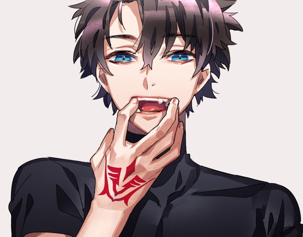 Anime picture 1430x1118 with fate (series) fate/grand order fujimaru ritsuka (male) tenobe single looking at viewer fringe short hair open mouth blue eyes simple background hair between eyes brown hair upper body grey background teeth tattoo hand to mouth boy t-shirt