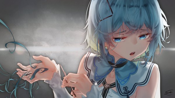 Anime-Bild 1920x1080 mit original lee-chan (saraki) saraki single fringe highres short hair open mouth blue eyes simple background wide image signed looking away upper body aqua hair grey background wallpaper alternate hairstyle holding hair alternate hair length