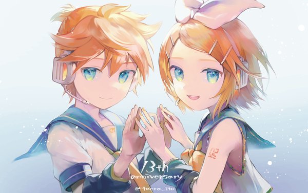 Anime picture 1280x805 with vocaloid kagamine rin kagamine len ito taera looking at viewer short hair open mouth simple background blonde hair signed upper body :d aqua eyes twitter username siblings twins sailor collar fingers together brother and sister anniversary