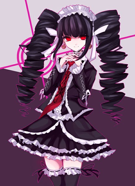 Аниме картинка 600x822 с опровергающая пуля celestia ludenberg otousan (sunako) один (одна) длинные волосы высокое изображение чёлка чёрные волосы простой фон улыбка красные глаза два хвостика смотрит в сторону лак на ногтях широкие рукава zettai ryouiki закрученные волосы скрещенные руки образ лолиты юбка с оборками