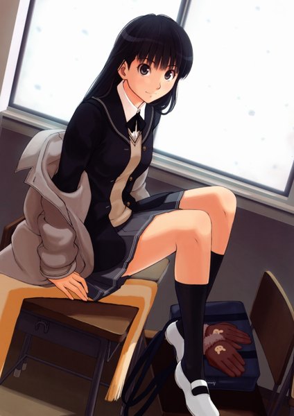 Аниме картинка 2100x2970 с амагами ayatsuji tsukasa длинные волосы высокое изображение смотрит на зрителя высокое разрешение чёрные волосы сидит лёгкая улыбка чёрные глаза девушка юбка перчатки форма школьная форма носки обувь куртка носки (чёрные) школьная сумка