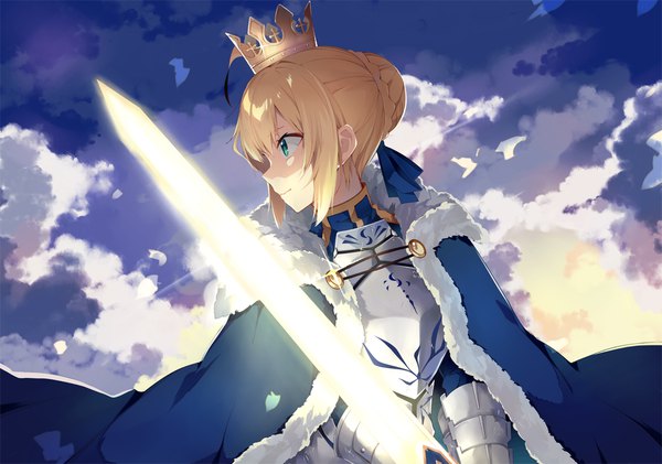 Anime picture 1104x775 with fate (series) fate/grand order fate/stay night artoria pendragon (all) saber hatsuko single fringe short hair blonde hair smile holding green eyes looking away cloud (clouds) ahoge braid (braids) profile fur trim fighting stance