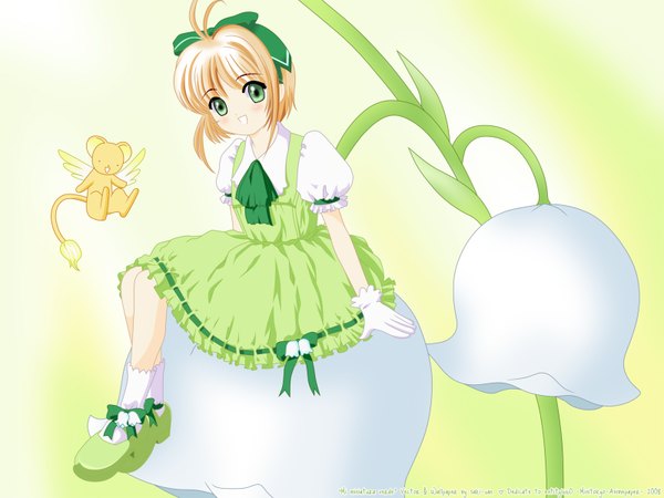 Anime picture 1600x1200 with card captor sakura clamp kinomoto sakura kero (cardcaptor sakura) takano hayato single looking at viewer blush fringe short hair blonde hair smile sitting green eyes full body ahoge head tilt puffy sleeves green background girl