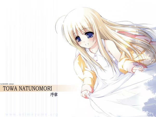 Anime picture 1600x1200 with te no hira wo taiyou ni natunomori towa ooji (artist) single long hair fringe blue eyes simple background blonde hair smile standing white background bare shoulders holding looking away ahoge character names hieroglyph 2003 girl