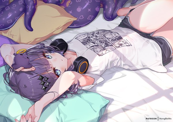 Anime picture 1131x800 with virtual youtuber hololive hololive english ninomae ina'nis takodachi (ninomae ina'nis) ninomae ina'nis (5th costume) hong (white spider) single looking at viewer blush fringe short hair blue eyes holding signed purple hair lying blunt bangs from above on back