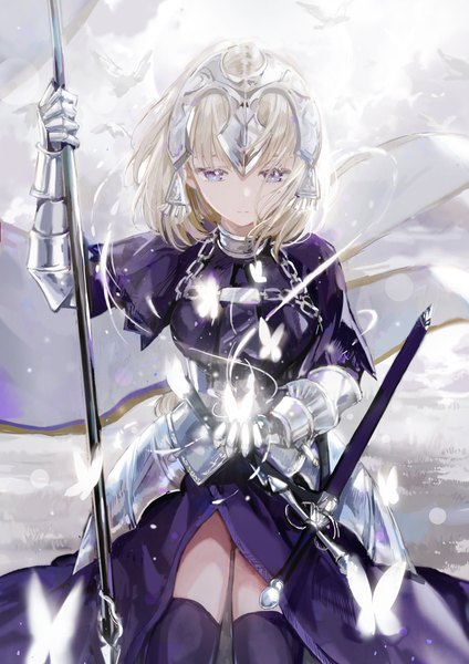 イラスト 800x1132 と Fateシリーズ fate/apocrypha jeanne d'arc (fate) (all) ジャンヌ・ダルク(fate) ダンミル ソロ 長髪 長身像 前髪 金髪 紫目 holding 風 looking down sheathed 女の子 ストッキング ドレス 武器 動物