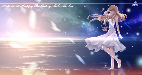 Anime picture 2000x1065 with idolmaster hoshii miki maichaso single long hair highres blonde hair smile wide image bare shoulders green eyes cloud (clouds) ahoge profile barefoot night night sky character names beach adjusting hair